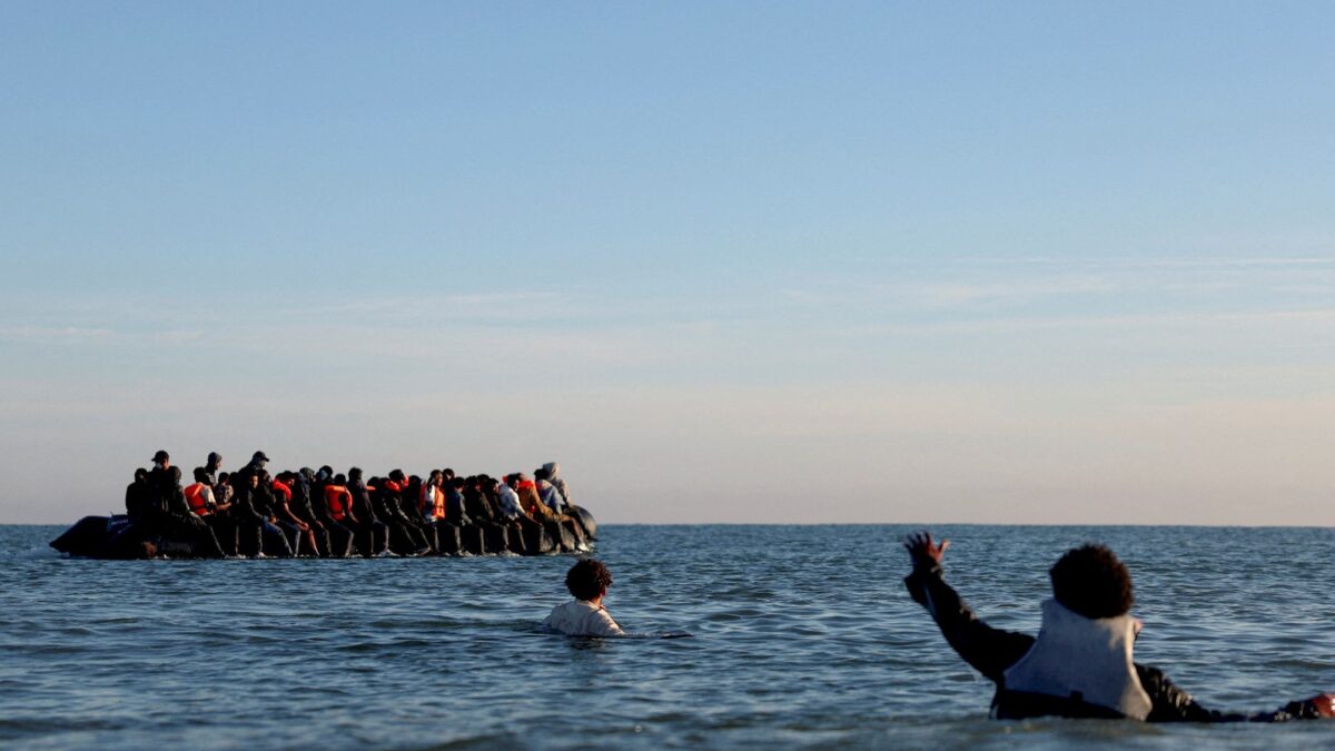 Incendio en bote de migrantes en el Canal de la Mancha