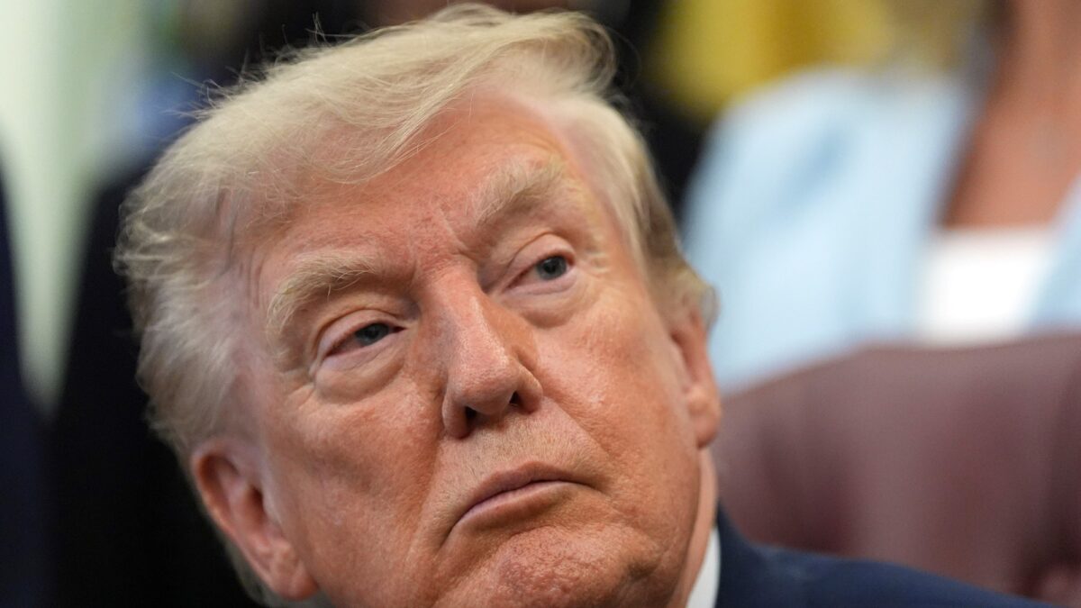 Trump: Conversaciones son última oportunidad para evitar bombardeos a Irán