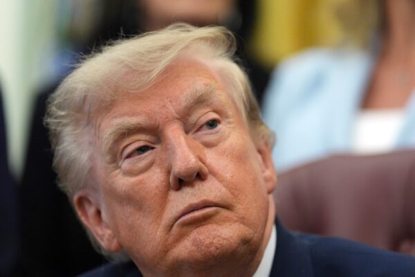 Trump: Conversaciones son última oportunidad para evitar bombardeos a Irán