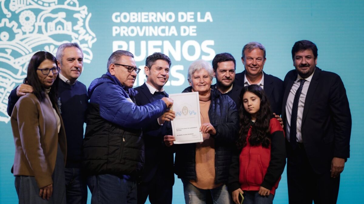 Kicillof y Cascallares abrieron SUM en Longchamps y entregaron escrituras en Almirante Brown