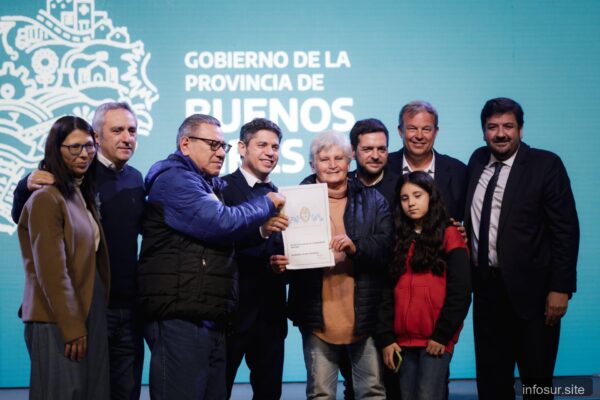 Kicillof y Cascallares abrieron SUM en Longchamps y entregaron escrituras en Almirante Brown