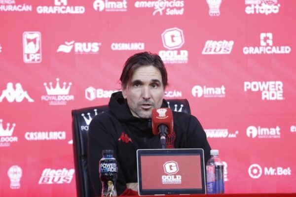Martínez: "Los silbidos son parte del juego, pero no nos detendrán"