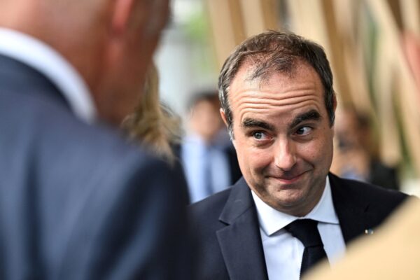 ¡Vergüenza! Abucheos, gritos e insultos al primer ministro francés por los incendios