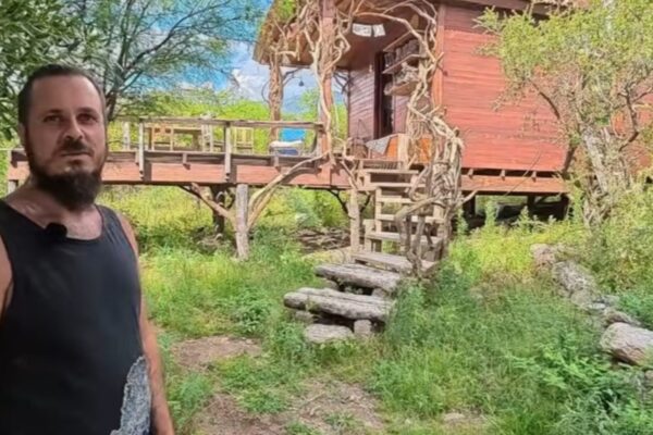 Samit, 40 años, dejó la ciudad para construir una casa vikinga de madera en medio del bosque