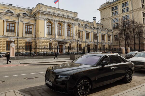 Rusia enfrenta deficit de 5,5 mil millones de rublos tras medidas de austeridad por la guerra en Ucrania
