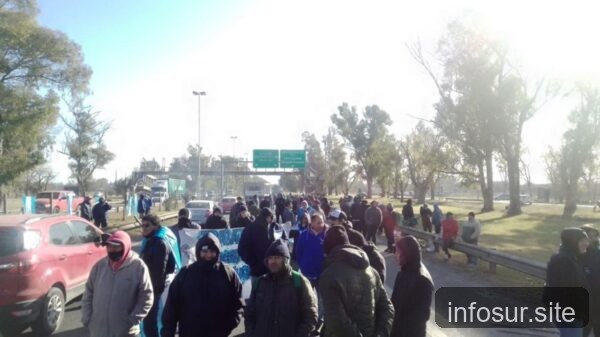 Trabajadores de Cresta Roja bloquean autopista Ezeiza-Cañuelas por salarios impagos