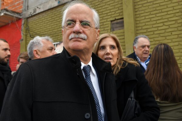 Taiana propone declarar días no laborales para la llegada del Papa al país
