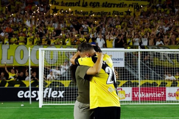 Futbolista holandés jugó dos días tras perder a su hija y recibió ovación emocionante