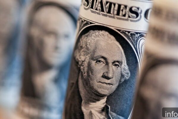 Dólar oficial y blue cotizan con brecha del 5% este lunes
