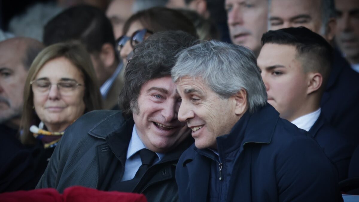 Caputo aconsejó a Kicillof retirarse de 2027 si la reforma del Central se aprueba