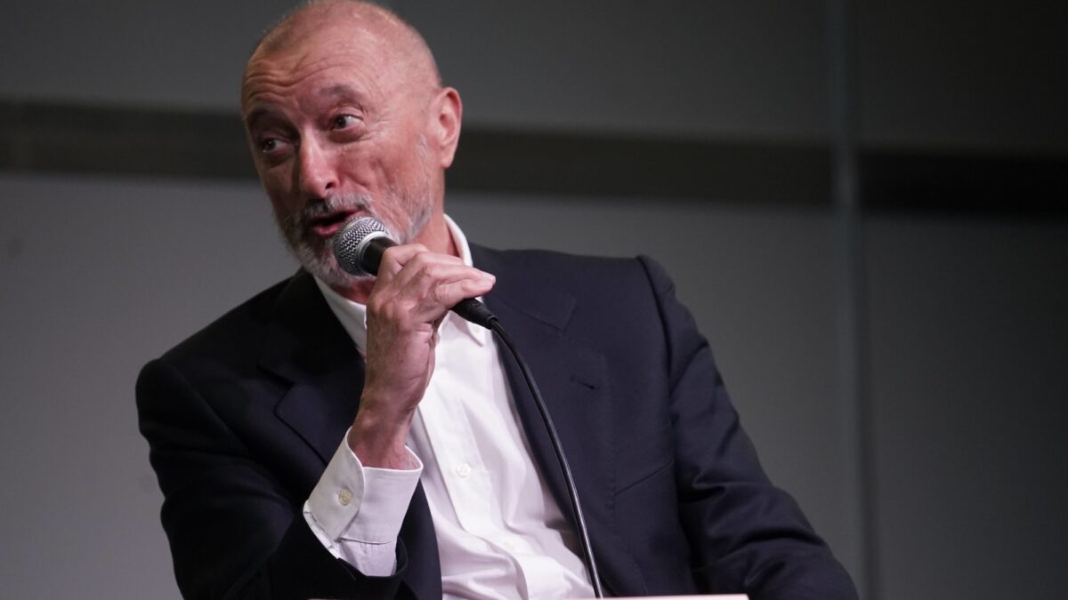 Arturo Pérez-Reverte publica su autobiografía bélica: «Los recuerdos se vuelven racimos de cerezas»