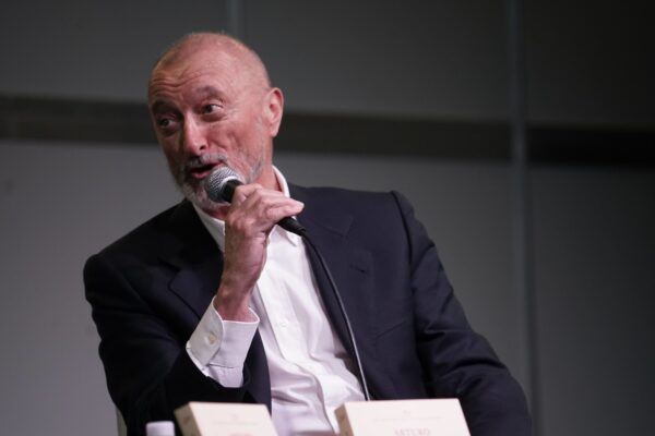 Arturo Pérez-Reverte publica su autobiografía bélica: "Los recuerdos se vuelven racimos de cerezas"
