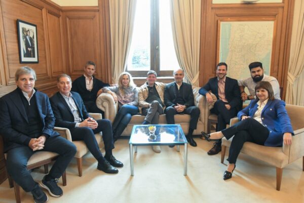Gobierno reúne a Mesa Política con mira en Ley de Tierras
