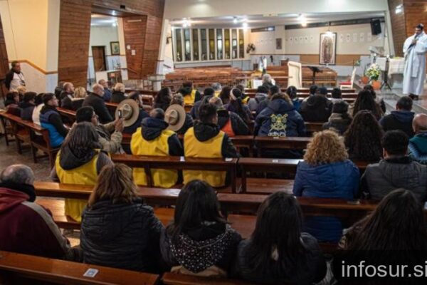 Vecinos de Burzaco celebraron la Vigilia de San Cayetano con fe y tradición