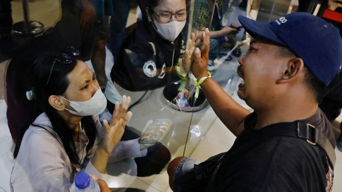Incendio en ferry indonesio: buscan sobrevivientes en el agua