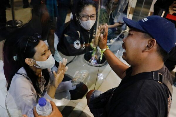 Incendio en ferry indonesio: buscan sobrevivientes en el agua