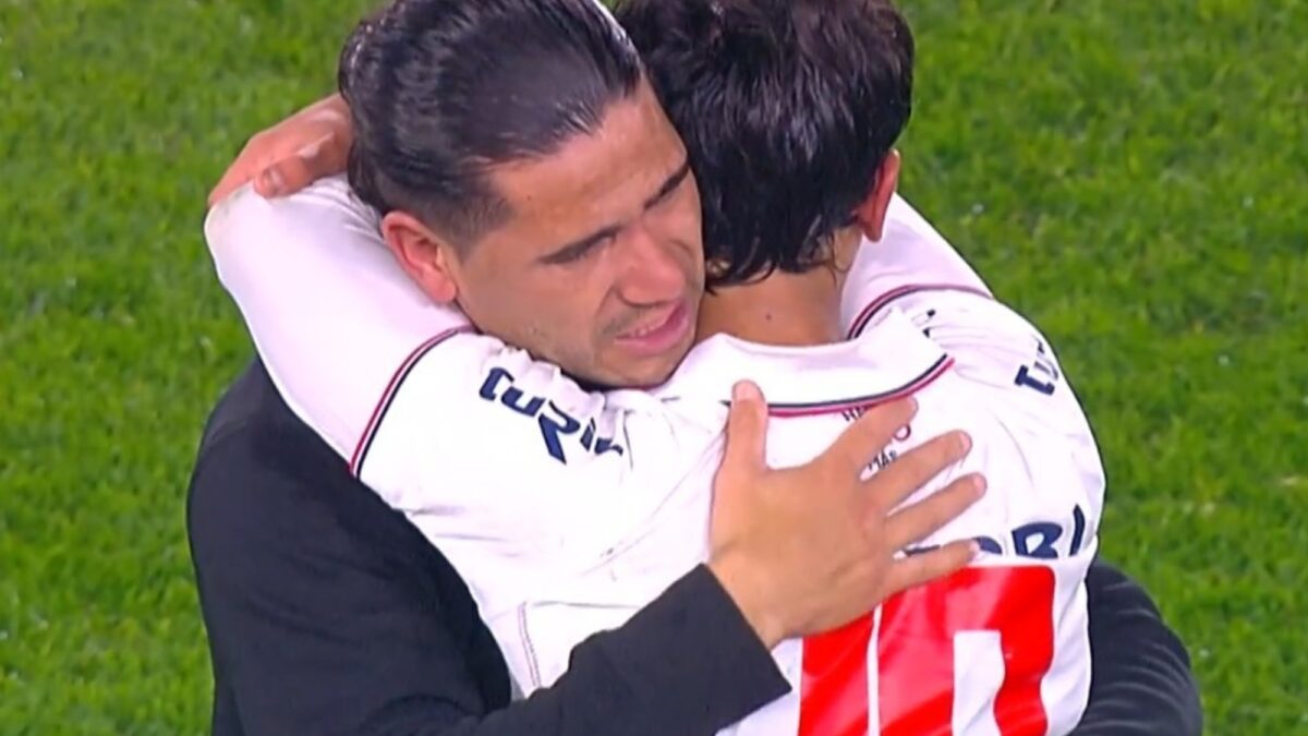 Los Dos Santos y el abrazo que conmovió al fútbol uruguayo