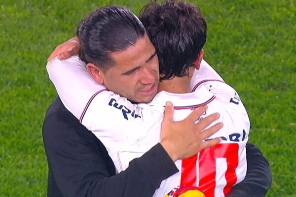 Los Dos Santos y el abrazo que conmovió al fútbol uruguayo