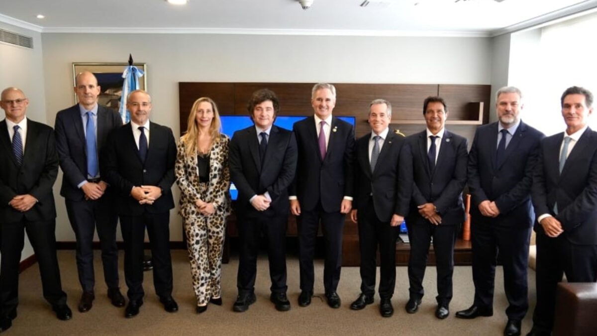 Argentina y Ecuador acuerdan rebajar aranceles a vehículos locales a 10%