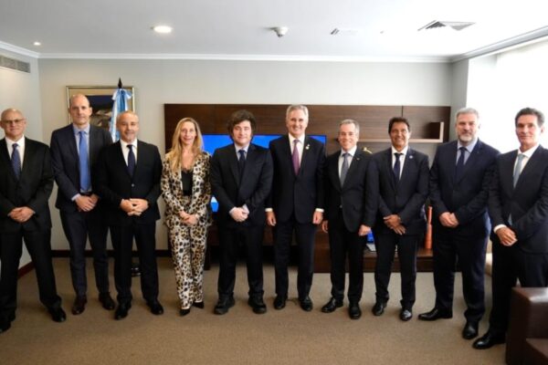 Argentina y Ecuador acuerdan rebajar aranceles a vehículos locales a 10%