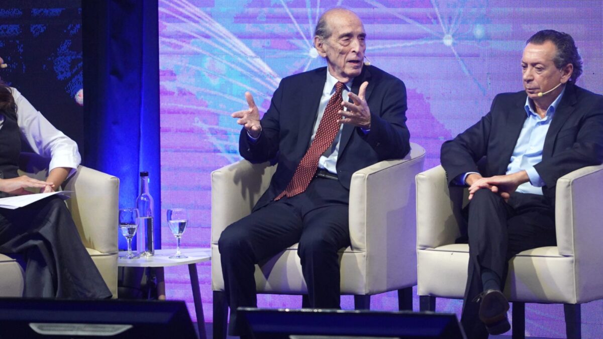 Ricardo Arriazu rechaza devaluar el dólar: «Es como cambiar el metro para medir el doble»