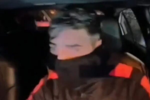 Robo a joven en Isidro Casanova grabado por cámara interna y cámaras de seguridad