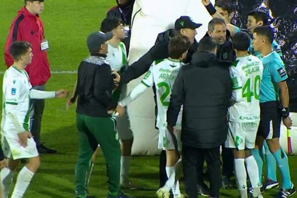 Troglio fue expulsado tras discutir con Viola en el final del partido