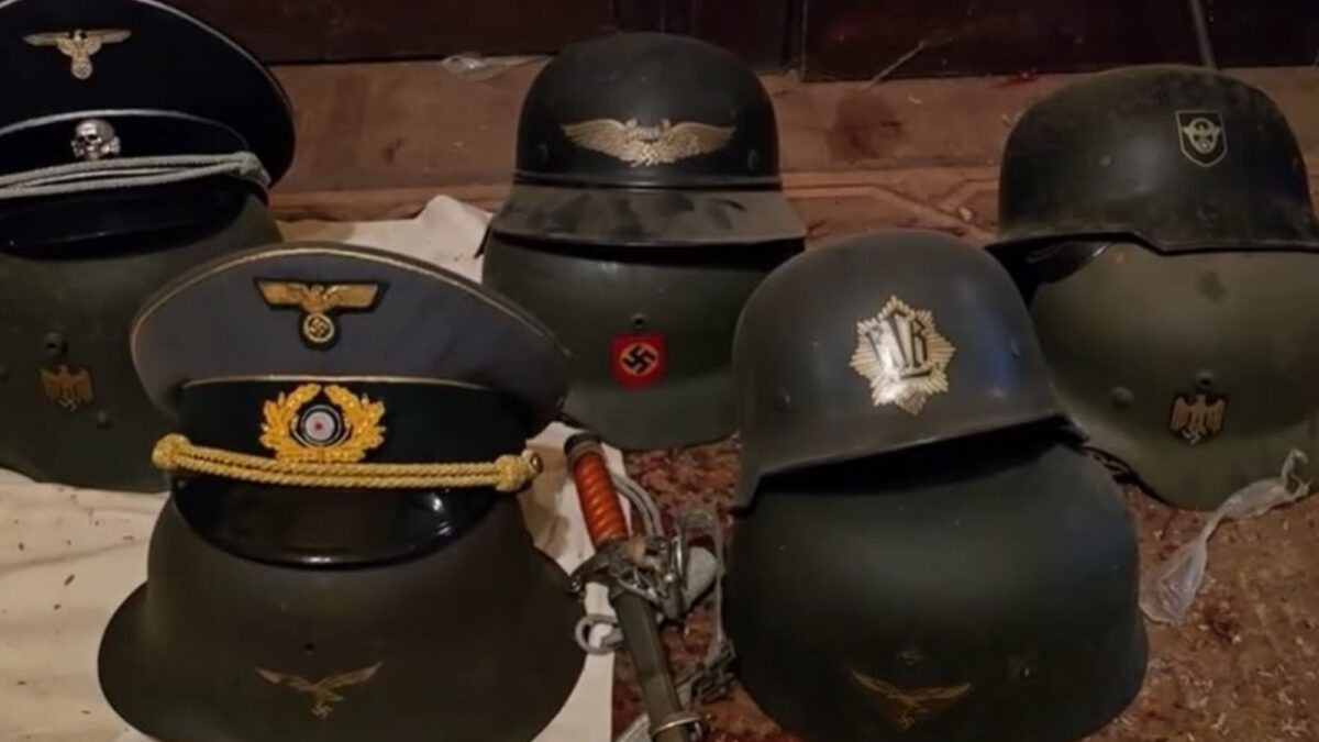 Hombre de 89 años fue trasladado a hospital tras descubrirse arsenal nazi en su vivienda