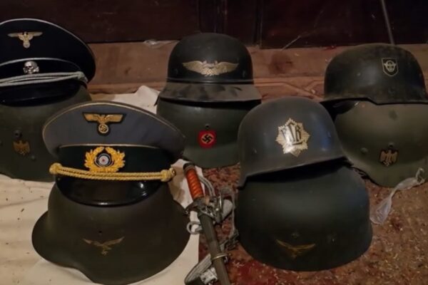 Hombre de 89 años fue trasladado a hospital tras descubrirse arsenal nazi en su vivienda