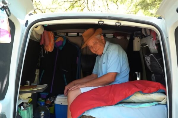 Un hombre de 71 años recorre América Latina en un camioneta convertida
