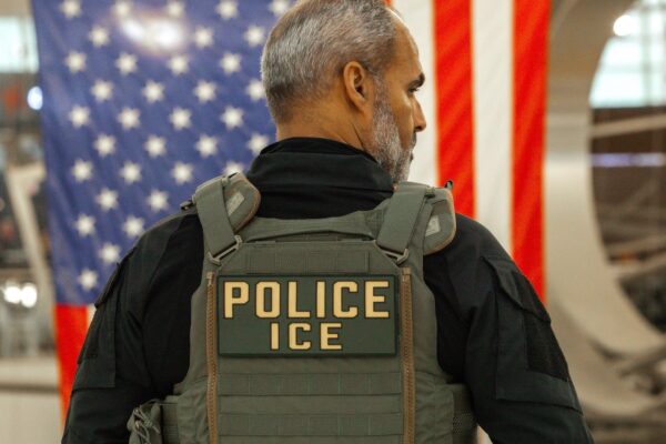 ICE podría usar guantes eléctricos desde marzo para controlar a inmigrantes combativos