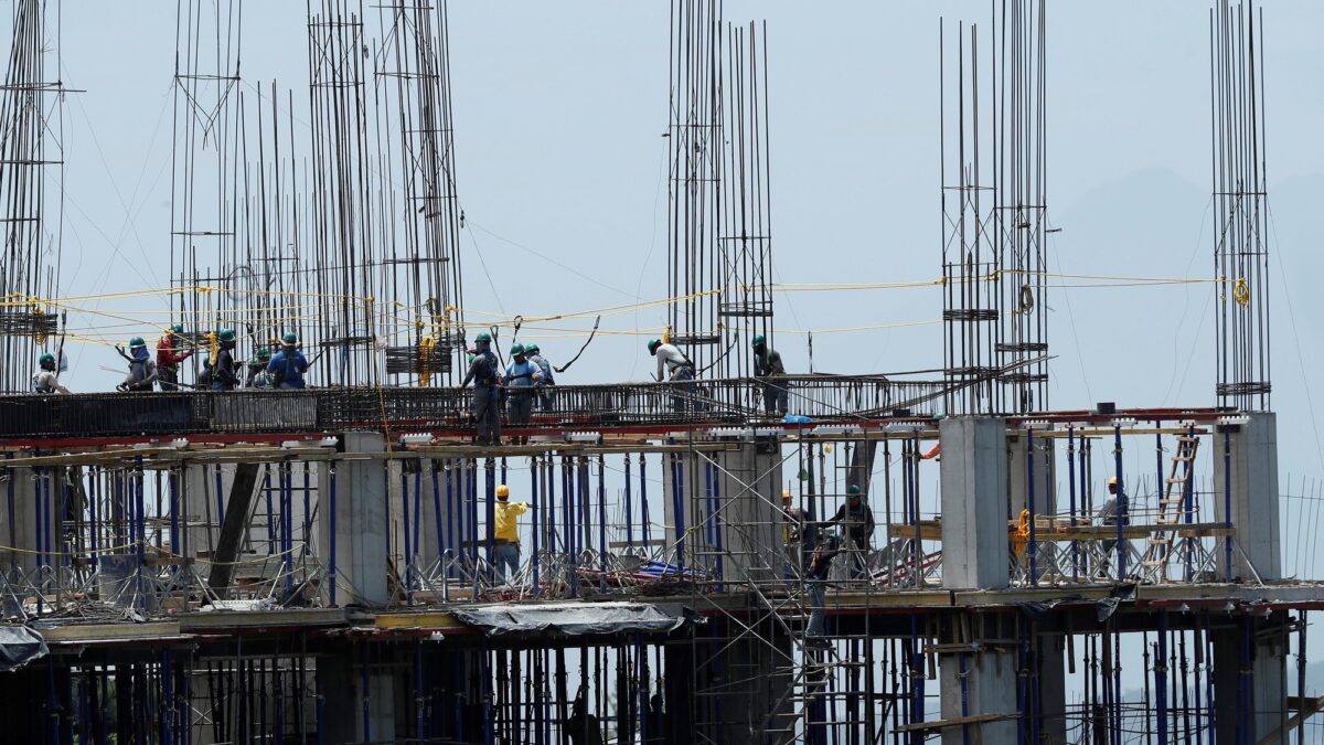 Industria cayó 2,2% en primer semestre mientras construcción subió 2,8%