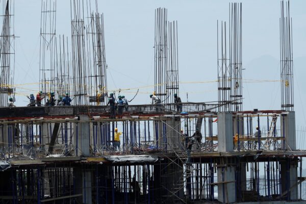 Industria cayó 2,2% en primer semestre mientras construcción subió 2,8%