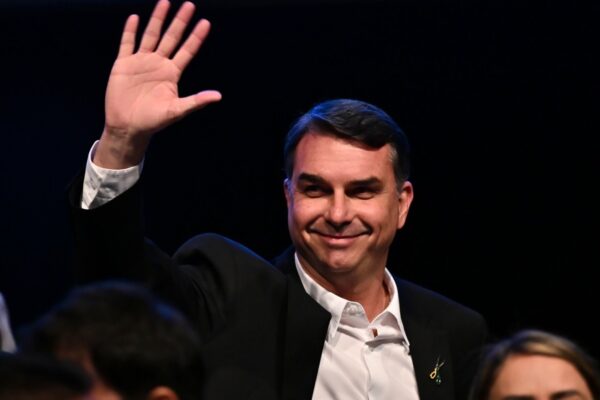 Flávio Bolsonaro enfrenta acusaciones de fraude académico tras revelar título falso