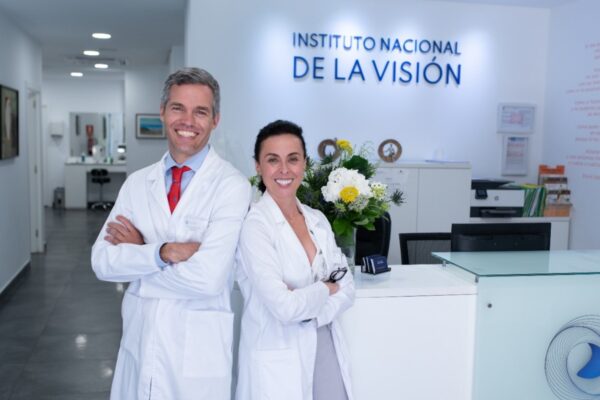 Aumenta uso de anteojos por fatiga visual causada por pantallas en adultos