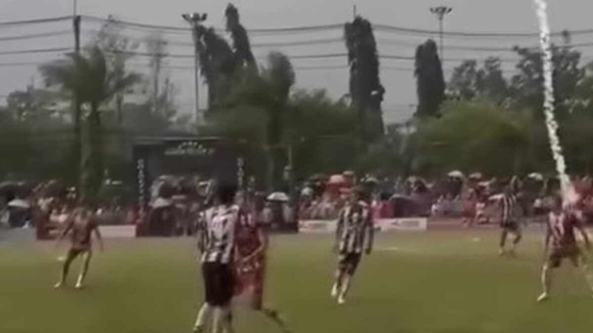 Futbolista tailandés muere por rayo durante partido: 12 heridos