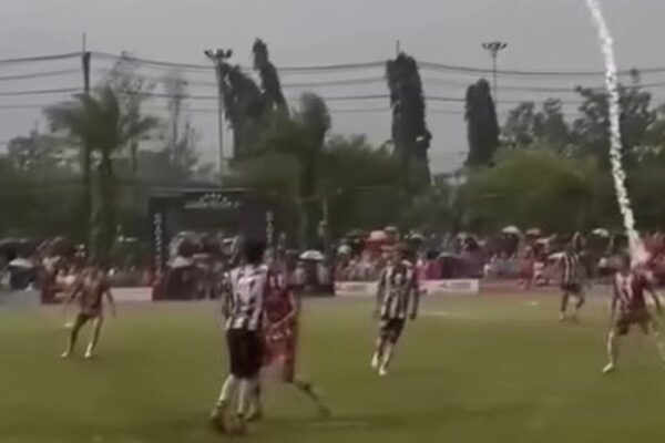 Futbolista tailandés muere por rayo durante partido: 12 heridos