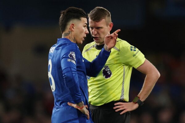 La Premier League grabará conversaciones entre árbitros y jugadores como medida de transparencia