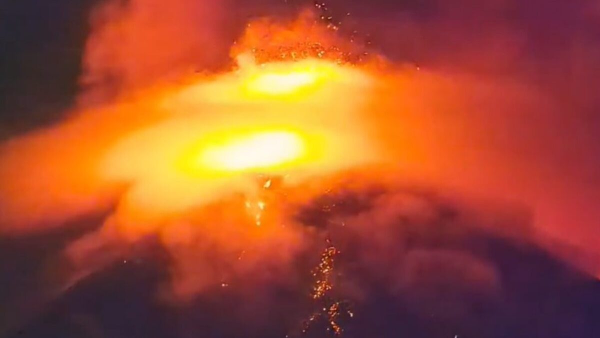 Volcán de Fuego vuelve a activarse con explosiones y ceniza