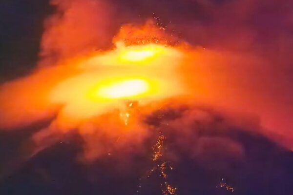 Volcán de Fuego vuelve a activarse con explosiones y ceniza