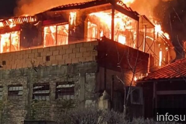 Un voraz incendio destruyó la planta alta de un casa en Temperley
