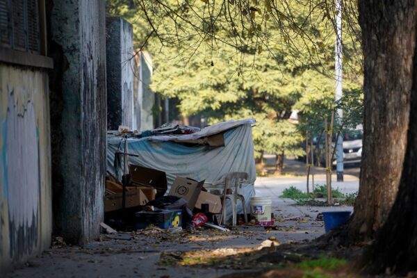 Se frenó la baja de la pobreza: subió al 30% en primer trimestre