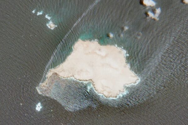 Derrame de petróleo en el Golfo de Omán crece y amenaza reserva natural