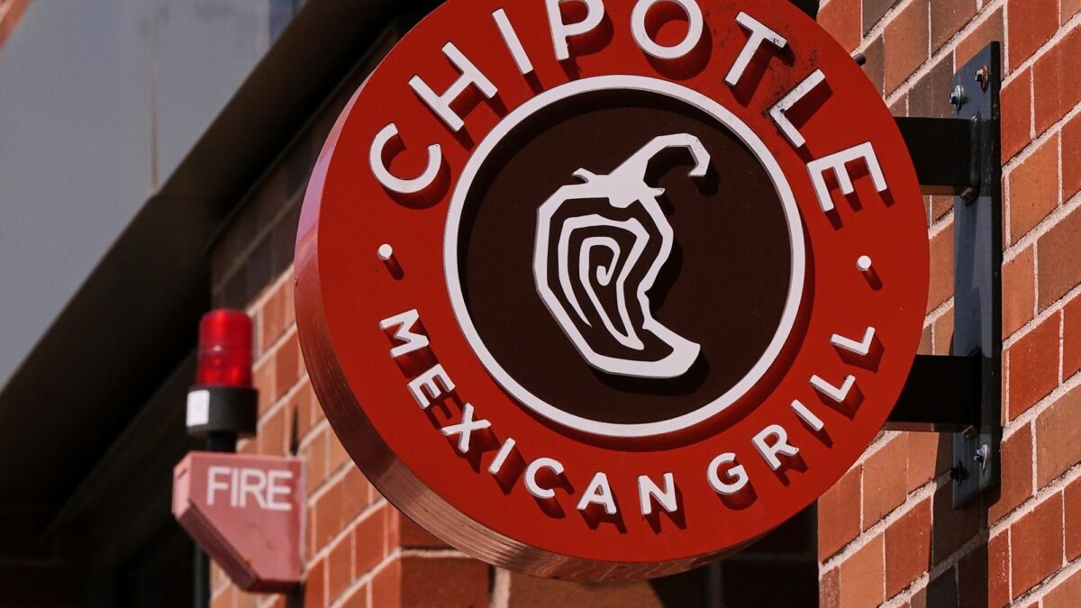 Estados Unidos investiga brote de salmonela vinculado a jalapeños de Chipotle
