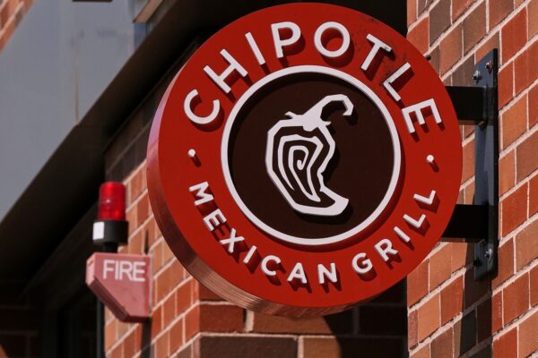 Estados Unidos investiga brote de salmonela vinculado a jalapeños de Chipotle