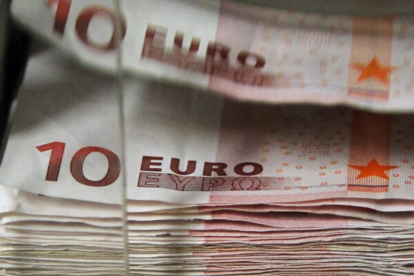 Euro en Uruguay sube a 46,55 pesos: variación diaria y contexto regional