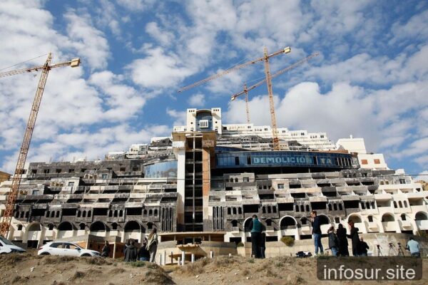 El Algarrobico, el hotel que no abrió nunca y sigue arrastrando polémica