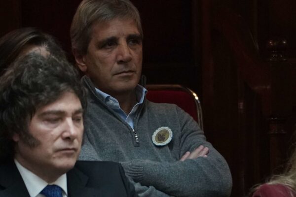 Ministro de Economía anticipa reelección de Milei en 2027 y defiende reforma del BCRA