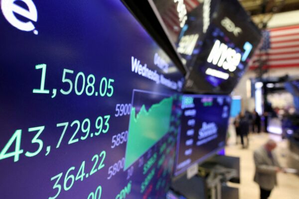 Bonos y acciones caen tras concesiones del Gobierno