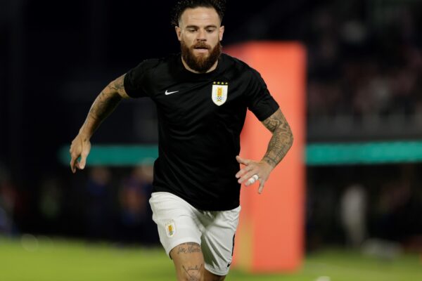 Nahitan Nández, ¿a punto de reencontrarse con su tierra natal en el fútbol?
